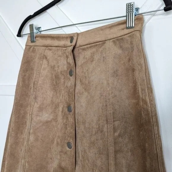 Wilfred Free NWT 00 Suede Mini Skirt Tan Fall Buttons Skirts Bottoms Aritzia XXS - Picture 4 of 10
